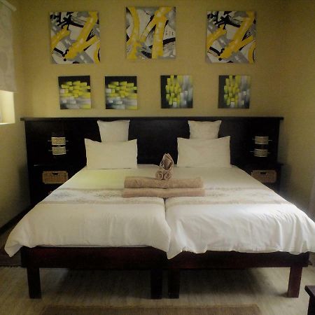 Uzuri Guesthouse Cc 빈트후크 외부 사진