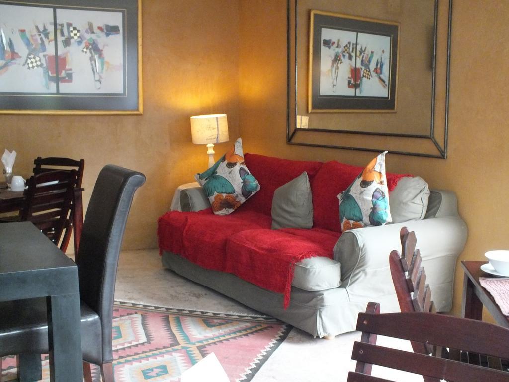 Uzuri Guesthouse Cc 빈트후크 외부 사진