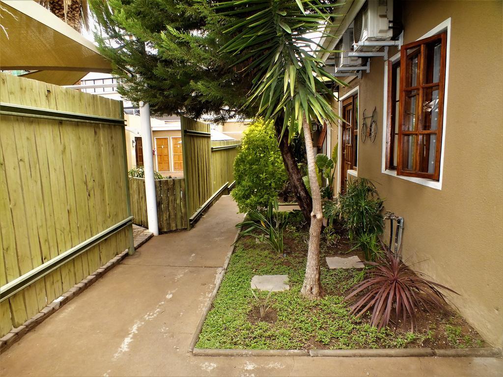 Uzuri Guesthouse Cc 빈트후크 외부 사진