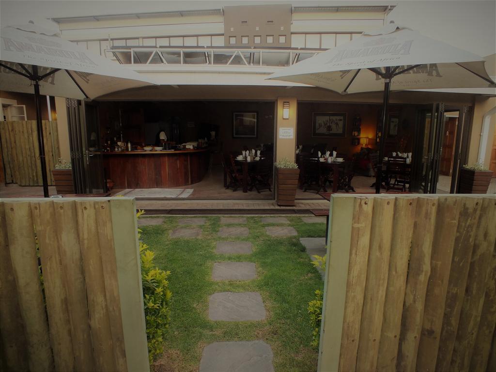 Uzuri Guesthouse Cc 빈트후크 외부 사진