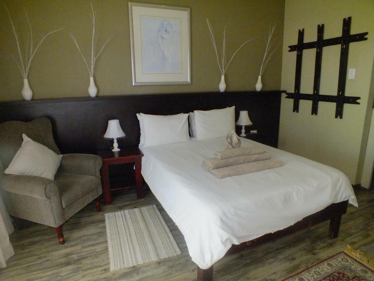 Uzuri Guesthouse Cc 빈트후크 외부 사진